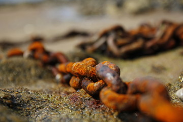 chaine rouillée sur la plage