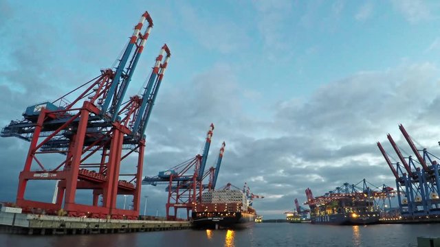 Zeitraffer im Hamburger Hafen - Kr&auml;ne Entladen und Beladen Container-Schiffe - von der Nacht zum Tag - Kr&auml;ne beginnen zu arbeiten