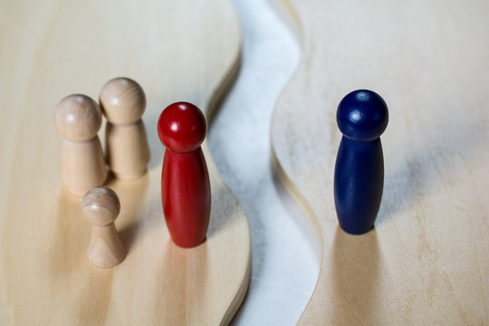 Scheidung einer Familie, eines Ehepaars mit Spielfiguren