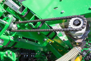 Chain transmission in an agricultural machine