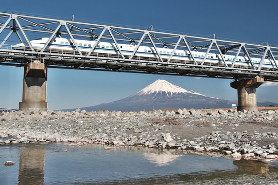 富士川鉄橋を走行する新幹線と富士山