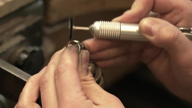 Polishing a ring with slider movement