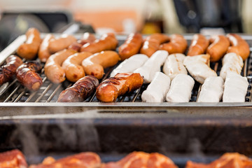 Bratwürste auf einem Grill