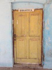 Porte de la bibliothèque à Gibara, Cuba