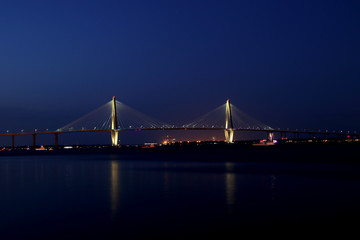 Obraz premium Abendlicher Blick auf die Arthur Ravenel Bridge in Charleston
