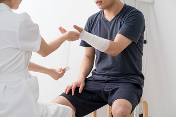 Obraz premium 腕に包帯を巻く看護師、患者