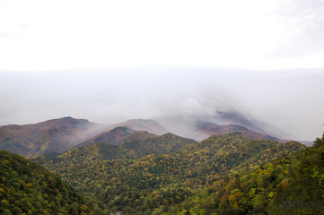 北海道・秋の雲に覆われた知床連山
