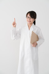 白衣の女性、医者、薬剤師、指差し、案内