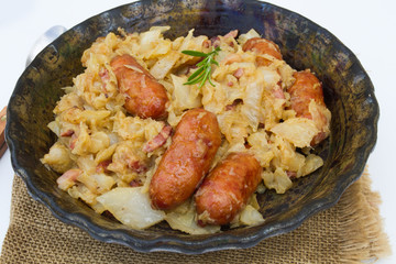 chou braisé et saucisses