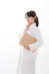 白衣の女性、医者、薬剤師、考える、ひらめく、悩む