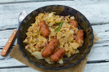 chou braisé et saucisses