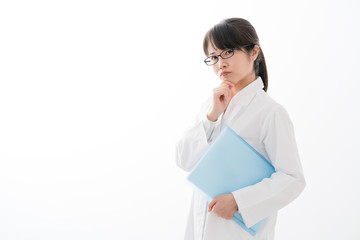 白衣の女性、医者、薬剤師、考える、ひらめく、悩む