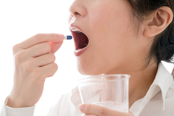 薬を飲む女性、服用、飲み薬