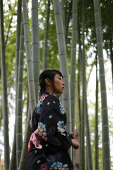 竹やぶと浴衣の女性