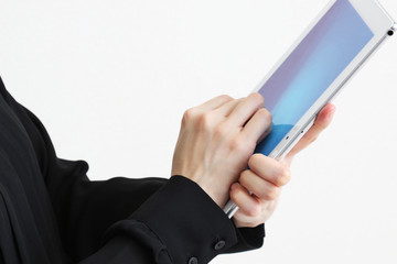 タブレットを持つ女性