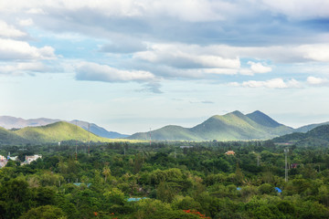 Naklejka premium Góra krajobrazowy widok z infrastrukturą przy Kaeng Krachan parkiem narodowym w Tajlandia