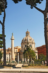 Roma, via dei Fori Imperiali: la colonna Traiana e la chiesa del SS nome di Maria