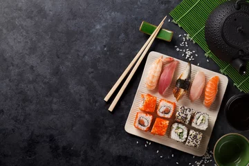 Foto op Plexiglas Set sushi en maki roll en groene thee © karandaev