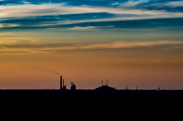 Fototapeta na wymiar Luftbild / Sunset / Panorama Sonnenuntergang an Industrieanlage