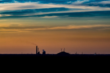 Naklejka premium Luftbild / Sunset / Panorama Sonnenuntergang an Industrieanlage