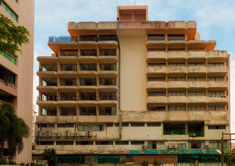 Ein altes Betongebäude in Thailand