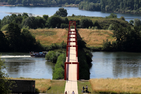 Cergy - La Base de Loisirs et la Passerelle Passerelle de l'Axe Majeur