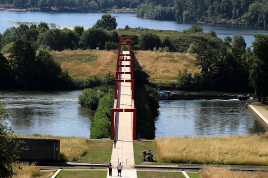 Cergy - La Base de Loisirs et la Passerelle de l'Axe Majeur