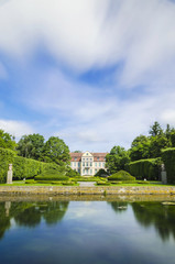 malowniczy widok na pałac opatów w parku oliwskim w gdańsku
