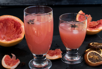 pinkfarben und gesund - frischer Pampelmusensaft