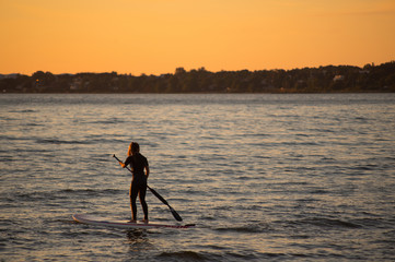 Sup surfing with women