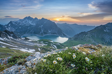 Sonnenuntergang im Hochgebirge im Sommer