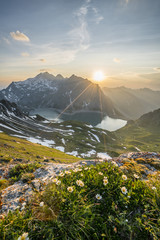 Sonnenuntergang im Hochgebirge im Sommer