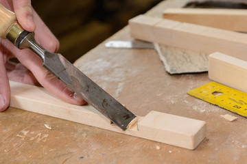 Handwerker mit Stemmeisen