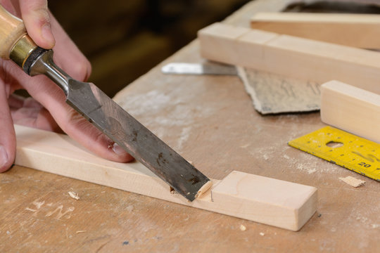 Handwerker mit Stemmeisen