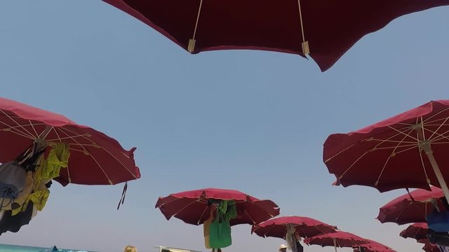 ombrelloni rossi mossi dal vento