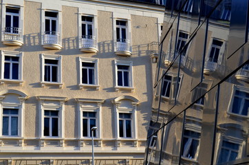 Obraz premium Altbaufassade spiegelt sich in Neubaufassade 