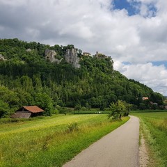 Fototapeta na wymiar Der Donautalradweg bei Beuron
