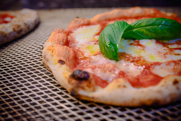 Pizza margherita su graticola raffreddamento