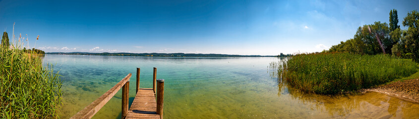 Steg am Seeufer im Sommer auf der Reichenau, Bodensee