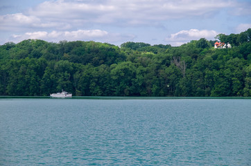 Seeblick mit Schiff