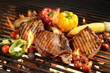 Photo sur Plexiglas Grill / Barbecue Grilled meat /steak with vegetable on the flaming grill