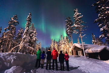 Belle photo d& 39 aurore boréale vibrante verte multicolore massive, Aurora Polaris, également connue sous le nom d& 39 aurores boréales dans le ciel nocturne en hiver Laponie, Norvège, Scandinavie