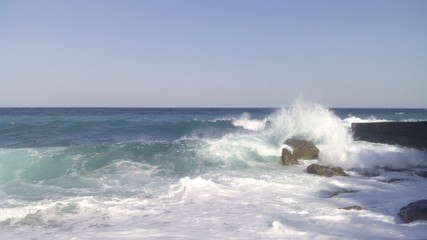 волна разбивается о камень