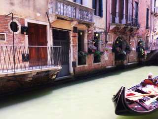 Fototapeta na wymiar Canal de Venise en Gondole (Italie, Europe)