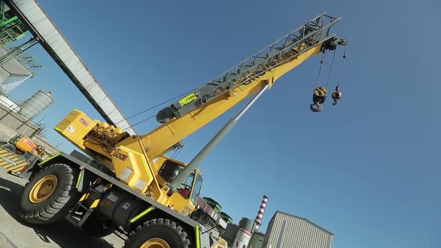 Parking construction crane