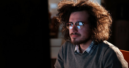 Obraz premium man working on computer in dark office
