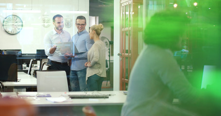 Obraz premium Startup Business Team At A Meeting at modern office building