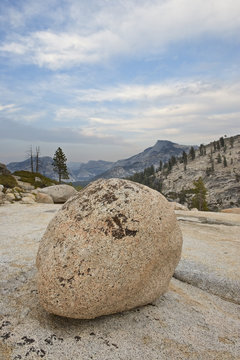 Glacier erratics (boulders) at Olmstead Point, Yosemite NP, California