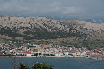 Fototapeta na wymiar La ville de Pag sur l'île de Pag en Croatie