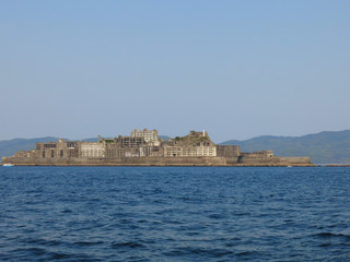 海上の廃墟島